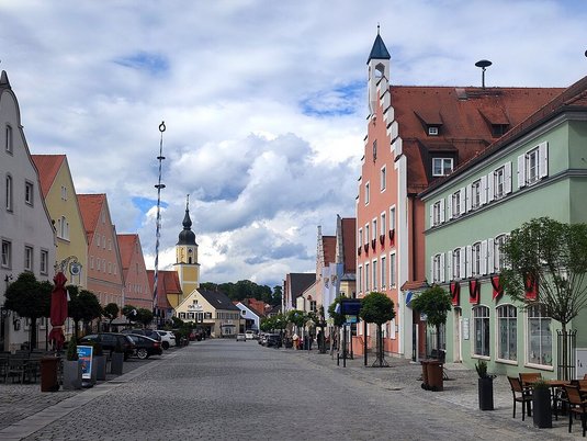 Der Marktplatz in Langquaid mit historischer Altstadt