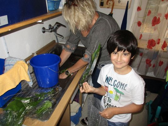 Kind mit Wasserpflanzen