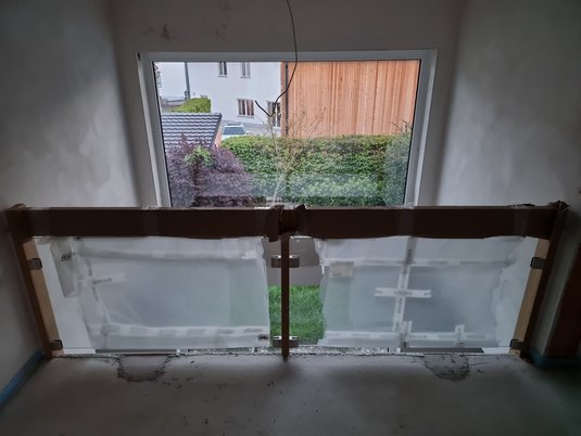 Das Galeriegeländer aus Glas des "Landhaus 142 Modern" in Zolling