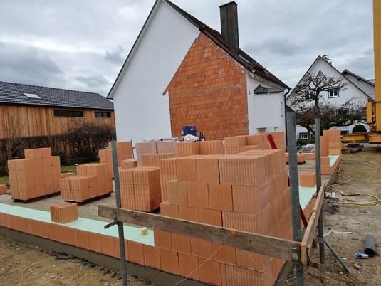 Der Beginn der Rohbauarbeiten im EG des "Landhaus 142 Modern" in Zolling