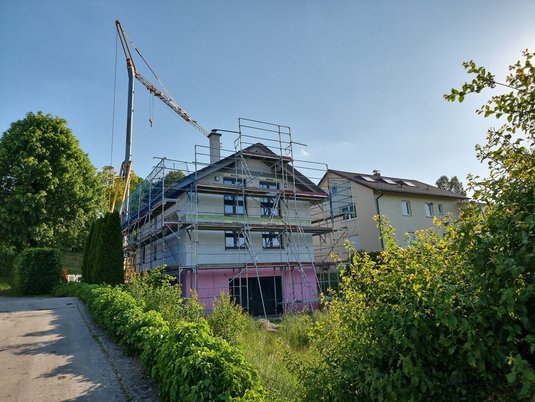 Haus mit Gerüst in Altdorf, ansicht aus Garten