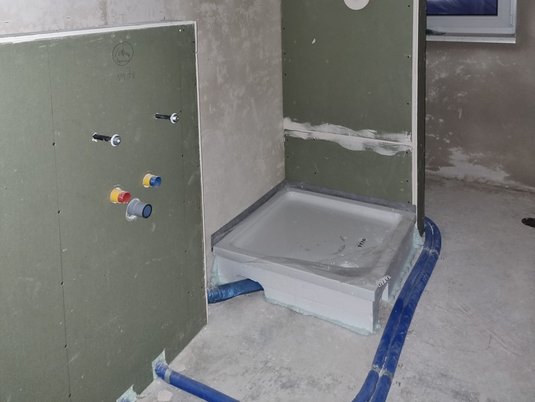 Die Sanitärrohinstallation im Bad des "Landhaus 142 Modern" in Zolling