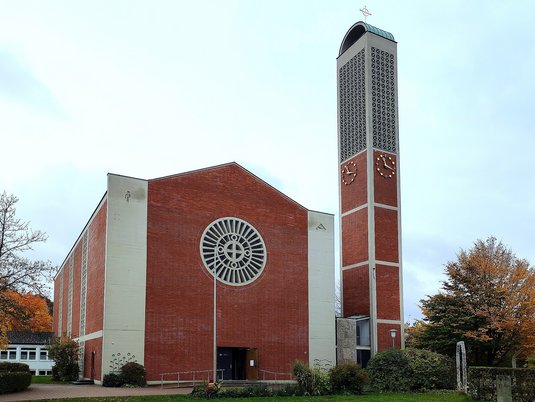 Christ-König-Kirche - Das Wahrzeichen der Gemeinde Saal