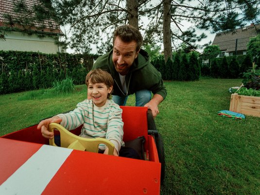 03-Fotos-Imagekampagne-Town-Country-Haus-Dont-Worry-Bau-Happy Vater mit Sohn im eigenen Garten