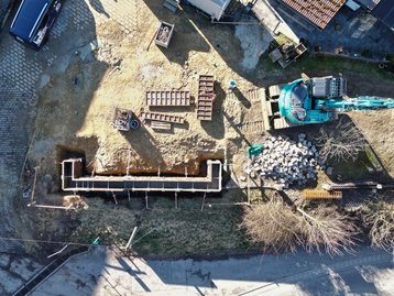 Vorbereitete Schalung für das Fundament und die Bodenplatte des Massivhauses in Niederaichbach.