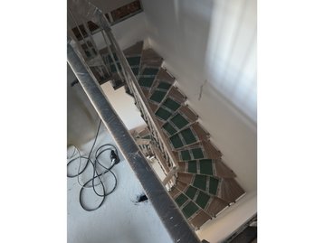 Treppe einer Doppelhaushälfte in Massivbauweise in Röhrmoos