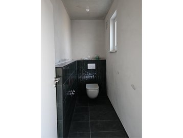 Gäste WC gefliest eines schlüsselfertigen Einfamilienhauses in Loiching bei Dingolfing