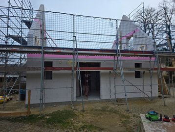 Fortschritt am Rohbau des Einfamilienhauses in Niederaichbach mit fertig gemauerten Giebelwänden.