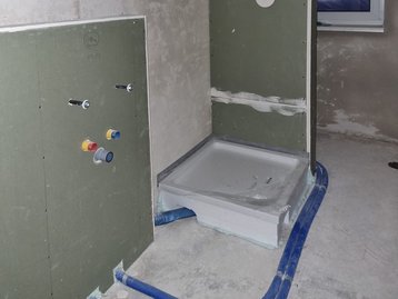 Die Sanitärrohinstallation im Bad des "Landhaus 142 Modern" in Zolling