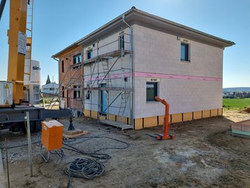 Der geschlossene Rohbau der Doppelhaushälfte Aura 136 am Mitterweg in Mainburg