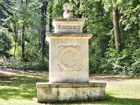 Rottenburg_an_der_Laaber_Ecke_Landshuter_Straße,_Parkstraße,_Jahnstraße_-_Kriegerdenkmal_2013