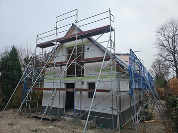 Eingedecktes Dach eines unterkellerten massiven Einfamilienhauses in München