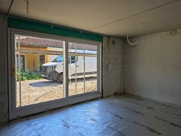 Einbau einer großen, modernen Hebe-Schiebetür aus Glas im Erdgeschoss des Neubaus in Straßlach.