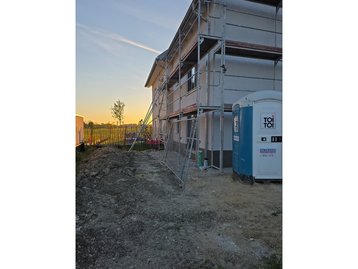 Außenansicht verputzt einer Doppelhaushälfte in Massivbauweise in Röhrmoos