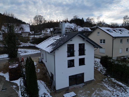 Drohnenaufnahme eines Kundenhauses