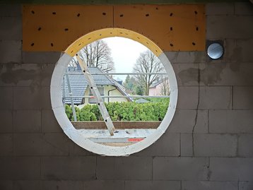 Runde Fensteraussparung  eines unterkellerten massiven Einfamilienhauses in München