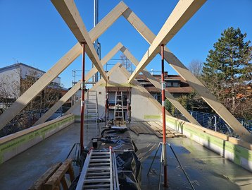 Beginn Dachstuhl  eines unterkellerten massiven Einfamilienhauses in München