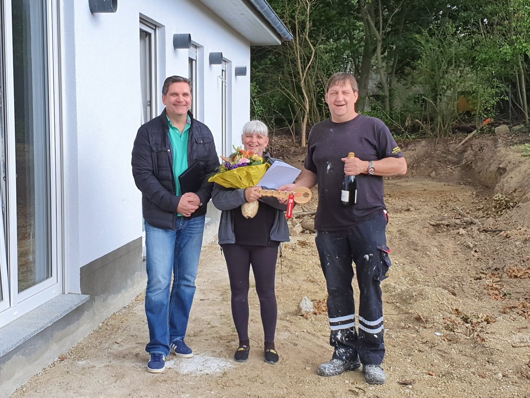 Hausübergabe eines Bungalows an die zufriedenen Bauherren