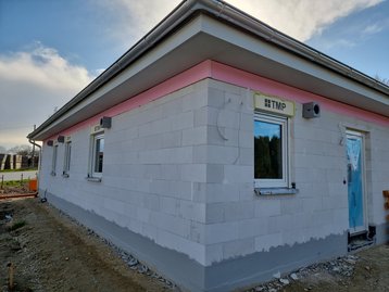 Der Rohbau aussen ohne Gerüst vor dem Trockenbau des Bungalow 110 in Postau