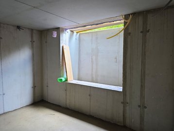 Blick in die massiven Kellerräume des Typs Flair 152 RE mit frisch montierten Lichtschächten.