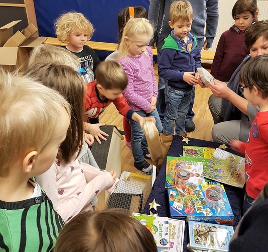 Kinder vor den Geschenken