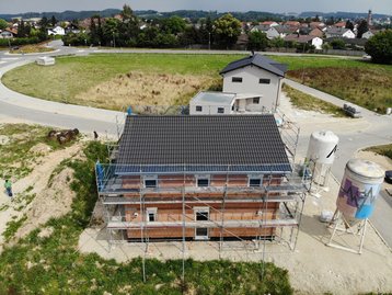 11 - Drohnenansicht seitlich eines schlüsselfertigen Massivhauses in Vilsbiburg
