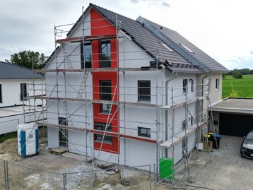 Drohnenaufnahme einer Doppelhaushälfte in Massivbauweise in Röhrmoos