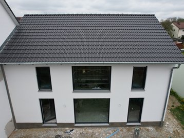 Die großen Fensterelemente des "Landhaus 142 Modern" in Zolling, eingebaut