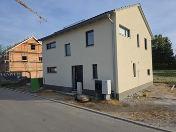 Außenansicht Nord ohne Gerüst eines Einfamilienhauses in Massivbauweise in Moosburg
