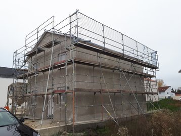 11 - Außenansicht nach Außenputz - schlüsselfertiges Massivhaus in Ergolding bei Landshut