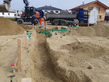 Die Baugrube beim Massivhaus Flair 152 RE in Mengkofen