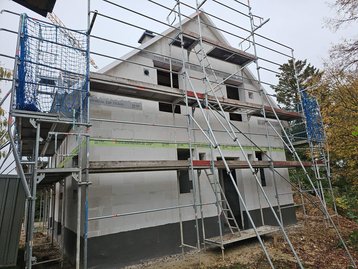 Seitenansicht mit Dach eines schlüsselfertigen Einfamilienhauses in Loiching bei Dingolfing