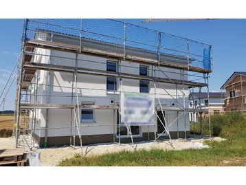 18 - Seitenansicht zweiter Außenputzanstrich eines schlüsselfertigen Massivhauses in Vilsbiburg