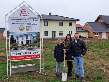 Spatenstich in Mengkofen beim Massivhaus von Town & Country
