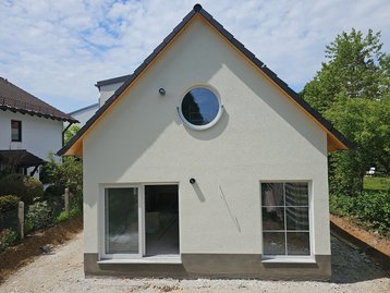 29 - Hausansicht Außenputz fertig bei einem massiven Einfamilienhaus in München