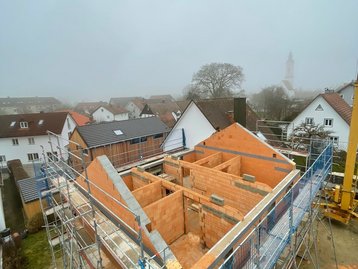 Drohnenaufnahme des Rohbaus des "Landhaus 142 Modern" in Zolling