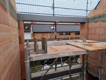 Das Gerüst in der Galerie bei den Rohbauarbeiten im OG des "Landhaus 142 Modern" in Zolling