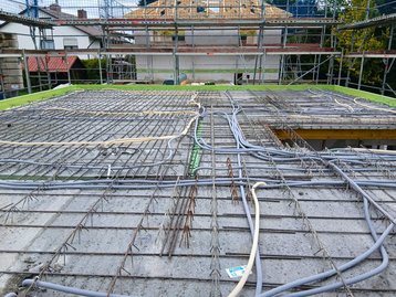 Verlegte Stahlbewehrung auf der Decke des Erdgeschosses vor dem Gießen des Betons in Straßlach.