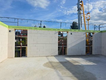 Aufgemauerte Giebel- und Außenwände im Obergeschoss des Massivhauses Flair 152 RE.
