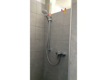 Dusche einer Doppelhaushälfte in Massivbauweise in Röhrmoos