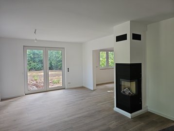 Wohnzimmer mit Kamin