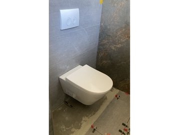 WC einer Doppelhaushälfte in Massivbauweise in Röhrmoos