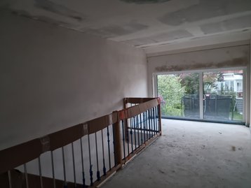 Die Treppe mit Kartonagen geschützt aus Perspektive des OG des "Landhaus 142 Modern" in Zolling, eingebaut
