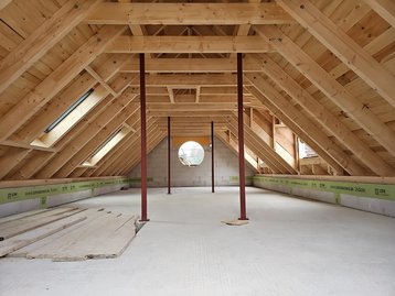 12 - Dach eingelattet von innen  eines unterkellerten massiven Einfamilienhauses in München