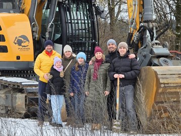 Die Bauherren beim Spatenstich für ihr neues Massivhaus Flair 152 RE in Straßlach.