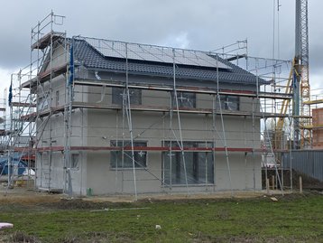 Außenansicht verputzt eines Einfamilienhauses in Massivbauweise in Moosburg