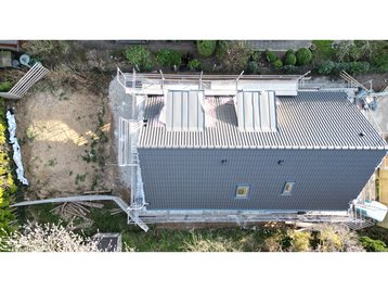 Drohnenbild Vogelperspektive bei einem massiven Einfamilienhaus in München