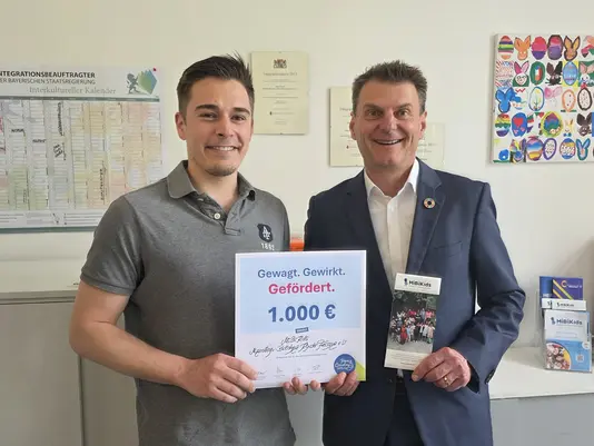 Dominic Kis und Markus Hermann bei der Scheckübergabe Trausnitz MassivHaus bei MiBiKids e.V