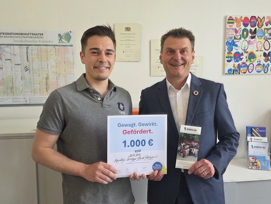 Dominic Kis und Markus Hermann bei der Scheckübergabe Trausnitz MassivHaus bei MiBiKids e.V 