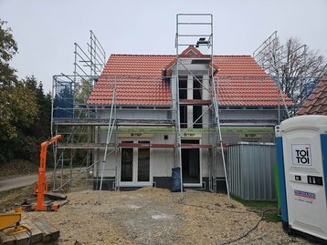 Frontalansicht nach dem Setzen der Fenster eines schlüsselfertigen Einfamilienhauses in Loiching bei Dingolfing